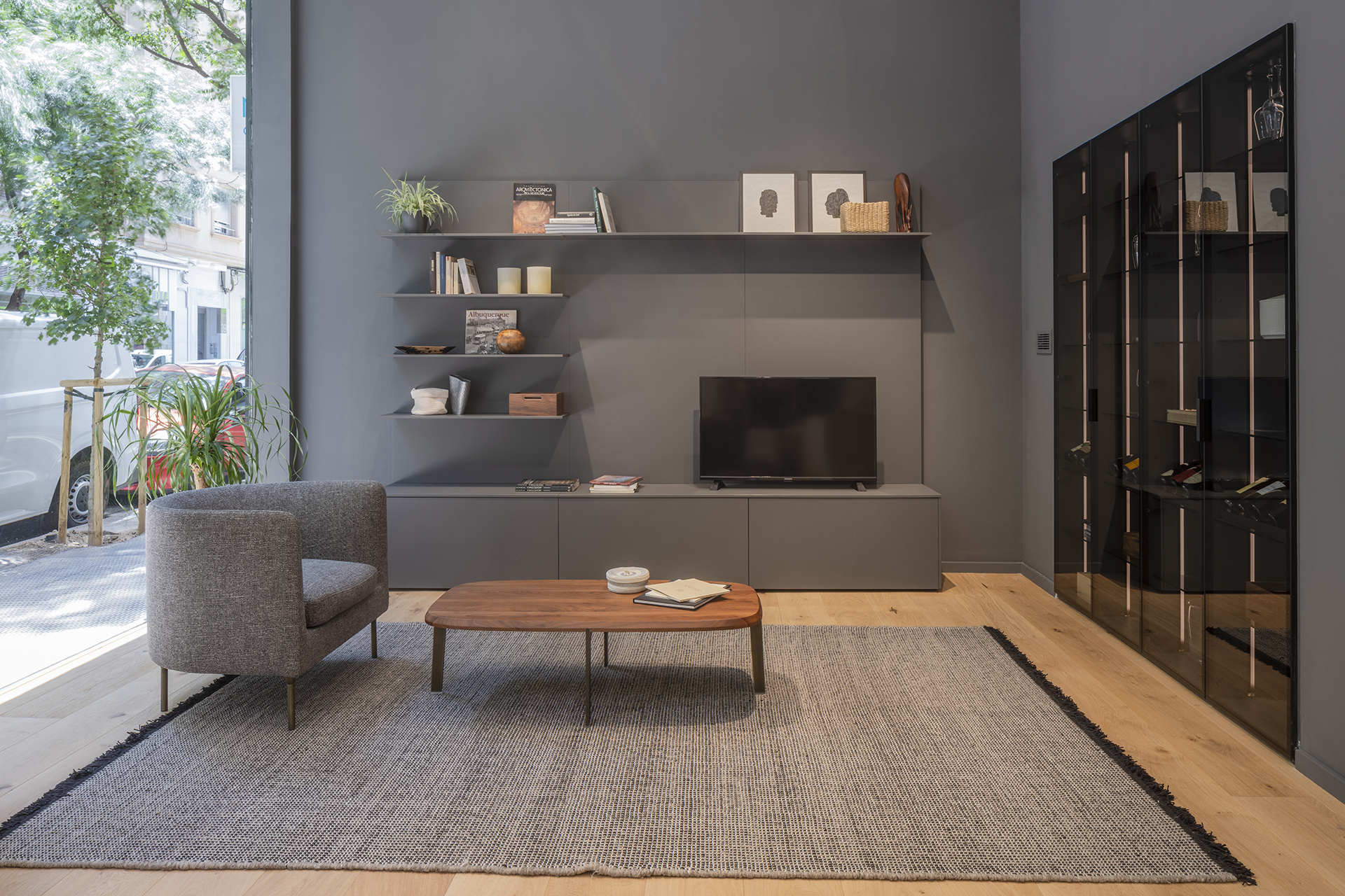 Sala de estar con muebles en gris en la nueva tienda de Santos en Zaragoza.