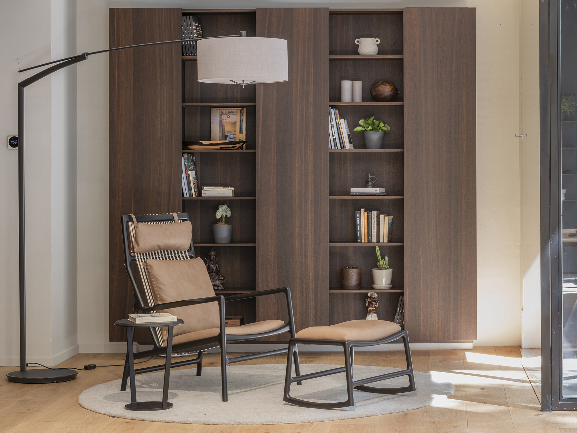 Sala de estar con muebles de Santos en madera en la nueva exposición de cocinas Santos en Zaragoza.