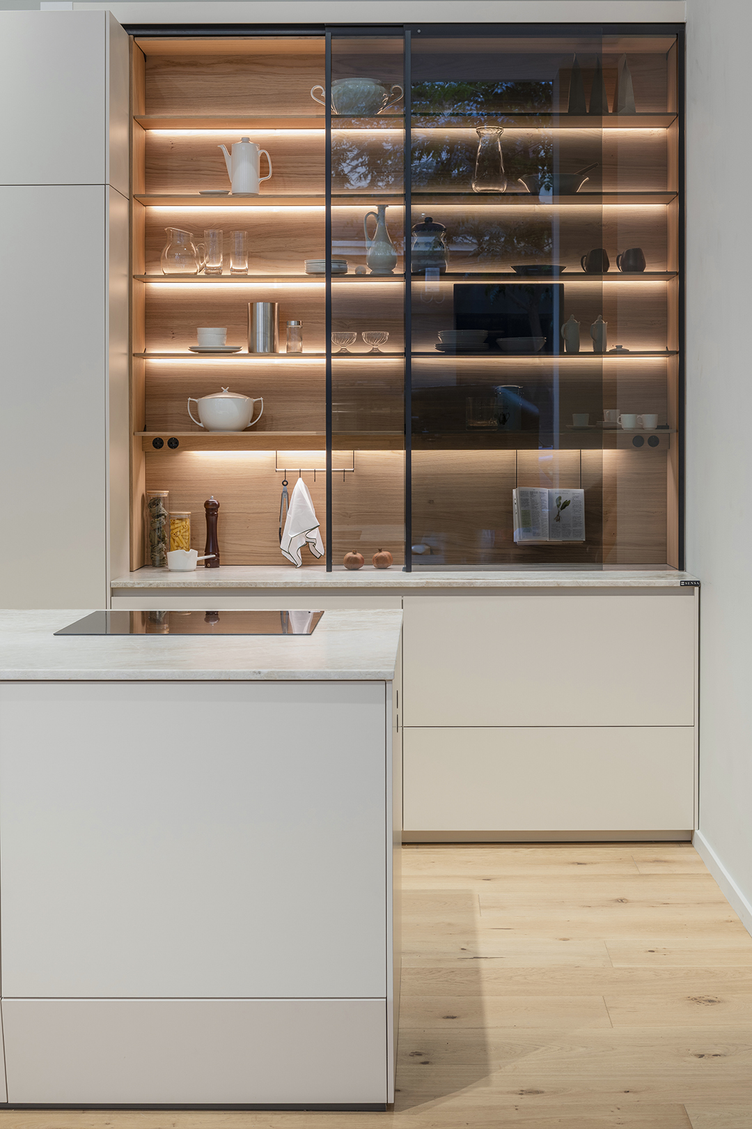 Vitrina con iluminación interior en la tienda de cocinas Santos en Zaragoza.