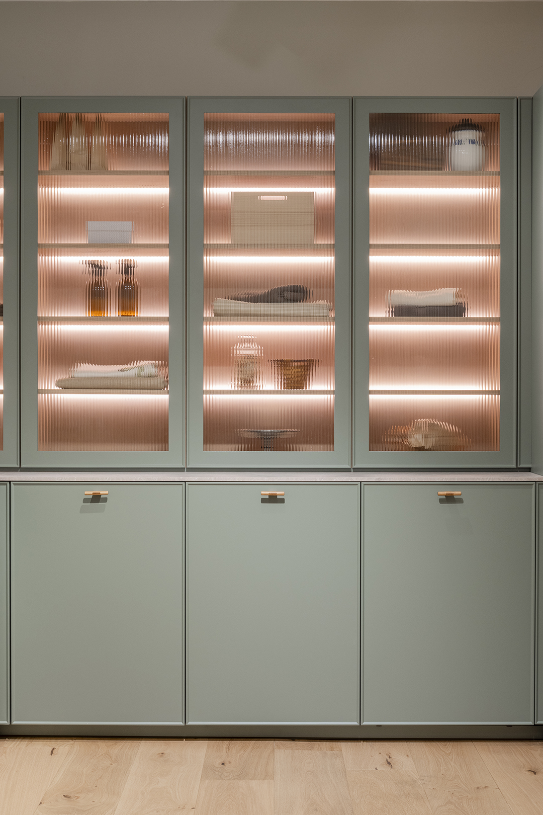 Vitrina con iluminación interior y vidrio acanalado en la tienda de cocinas Santos en Zaragoza.