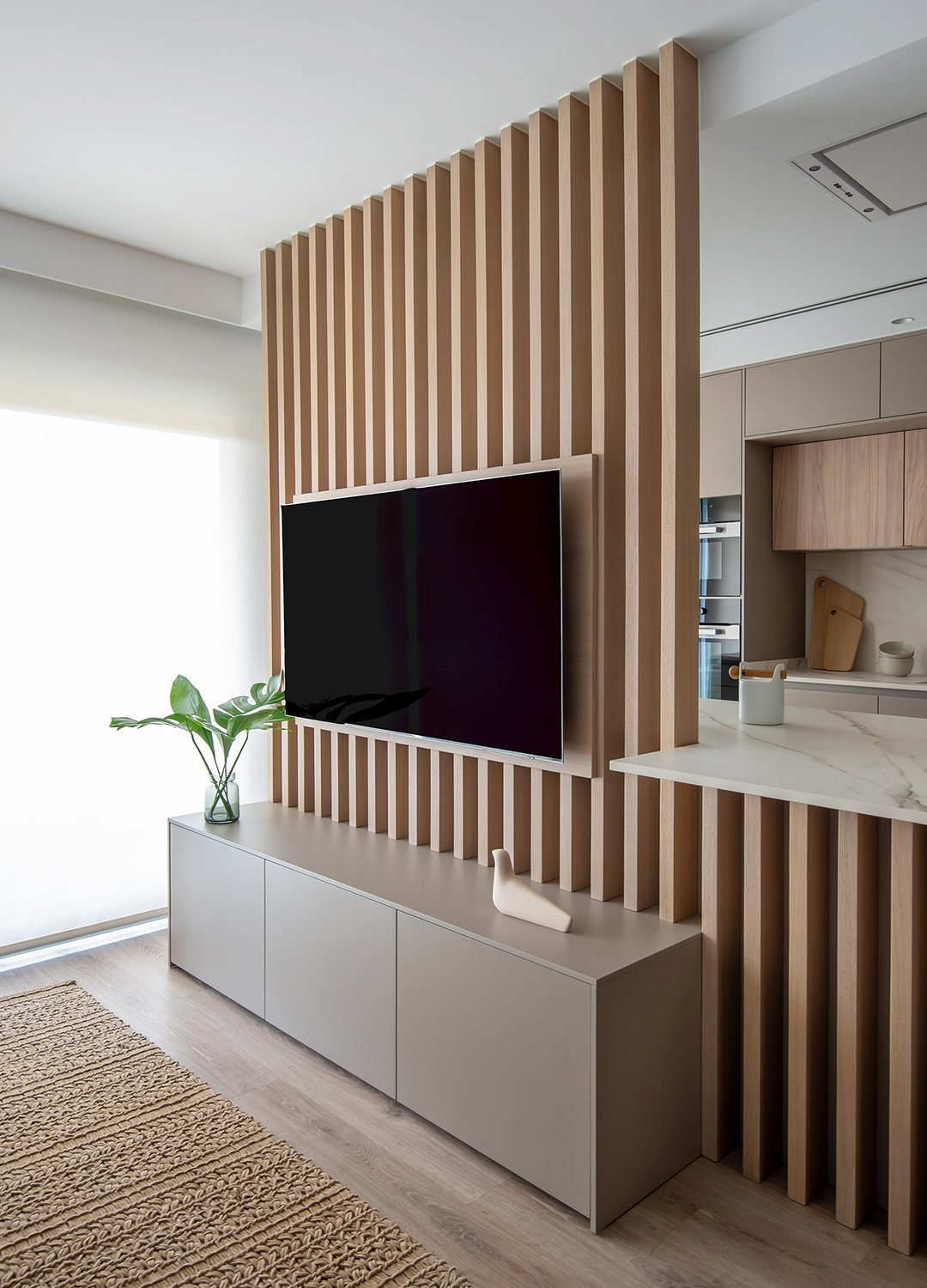 Aparador gris de Santos en una vivienda con cocina gris de Santos.