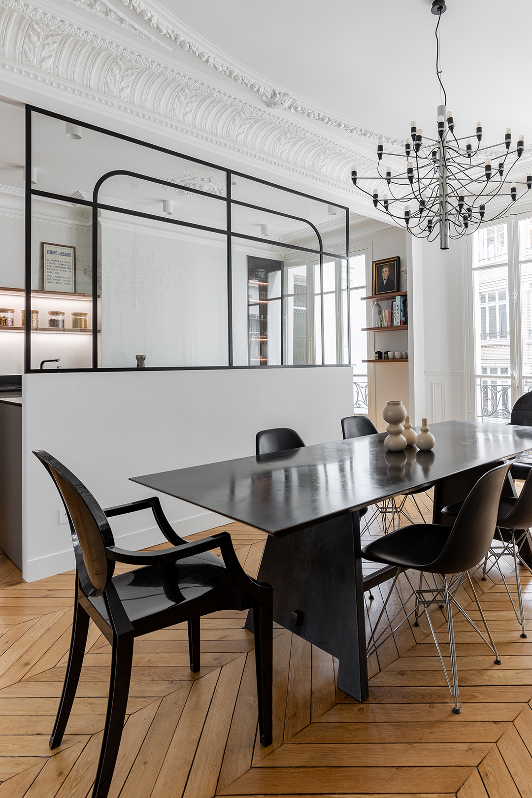 Cerramiento de cristal en una cocina abierta al salón de Santos.