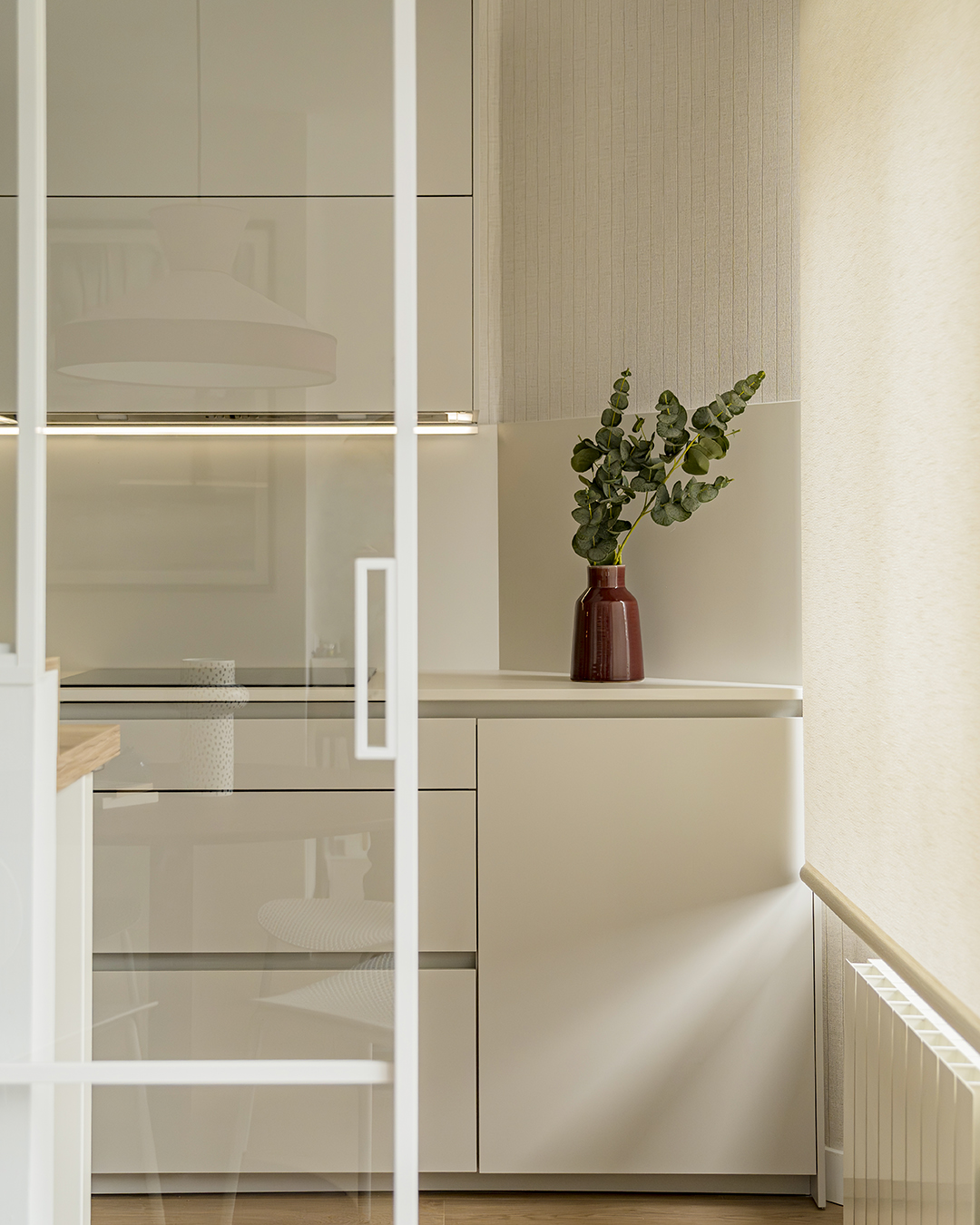Cerramiento de cristal en una cocina gris de Santos.