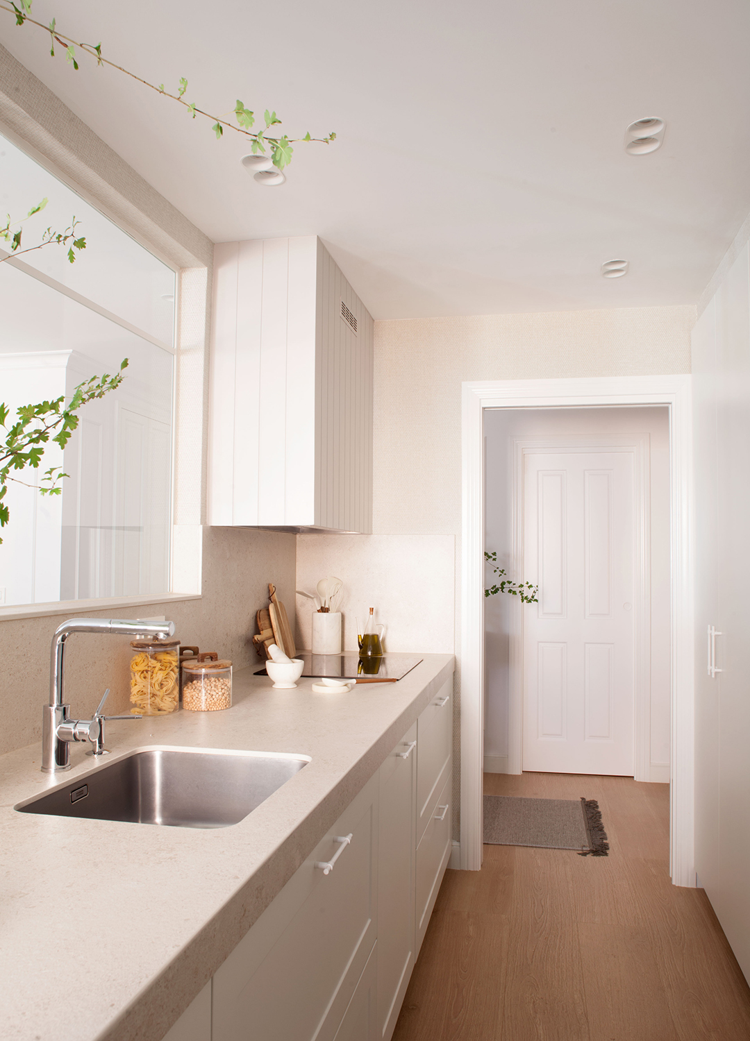 Cocina blanca de Santos con distribución en paralelo.