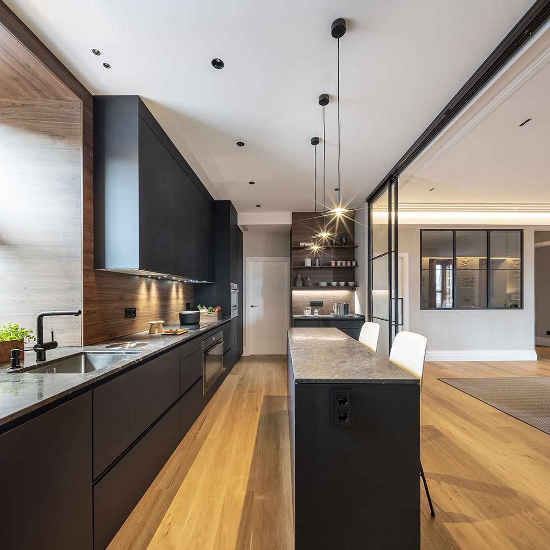 Cocina con cerramiento de cristal corredero diseñada por Santos.