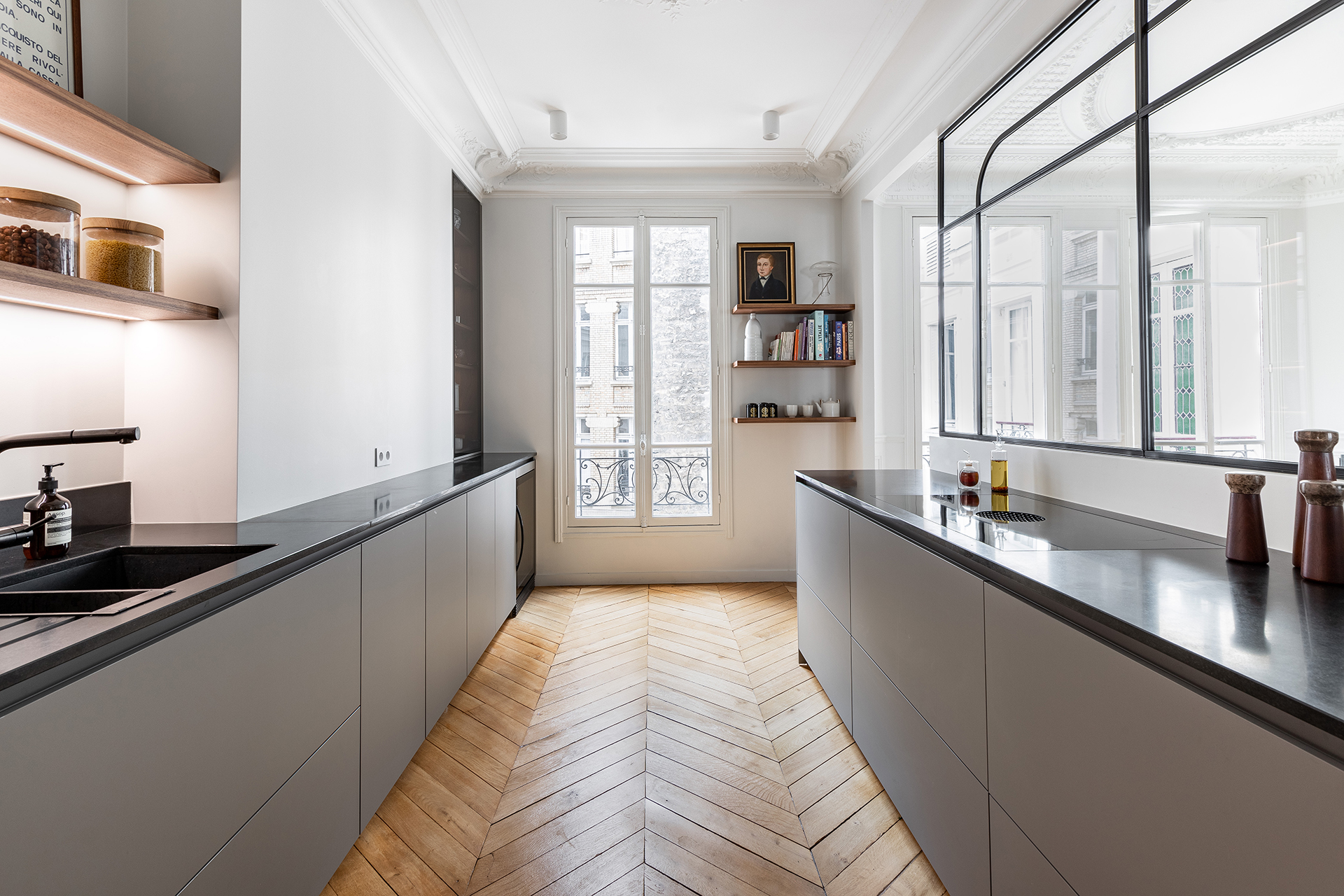 Cocina con cerramiento de cristal y distribución en paralelo de Santos.