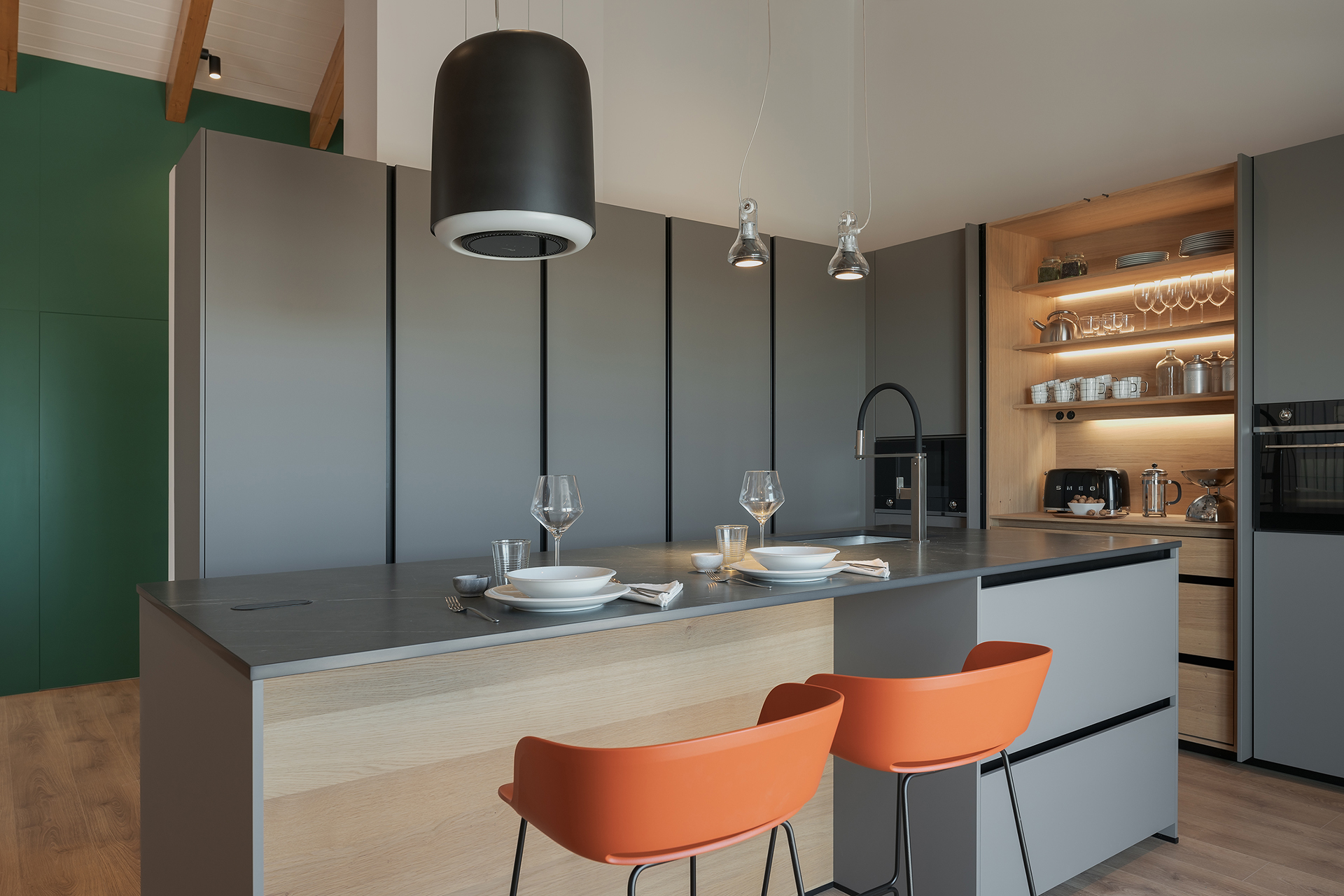Cocina gris con isla y acabados en madera de roble rústico.