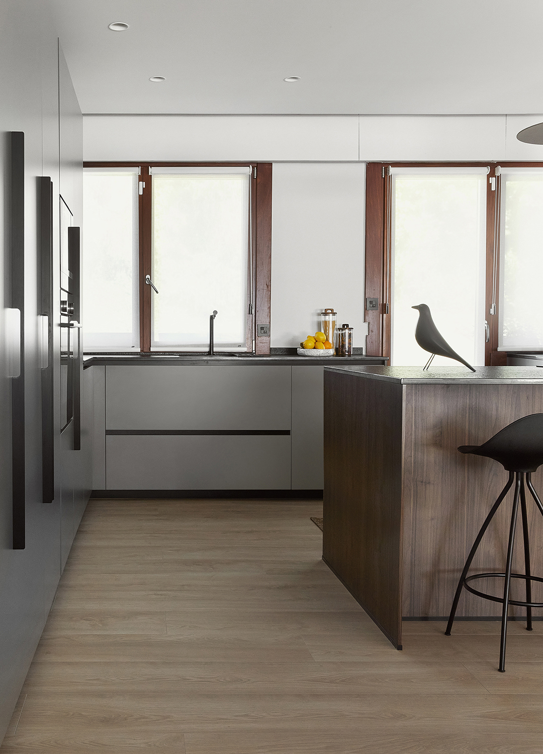 Cocina en gris y madera de Santos abierta al salón.