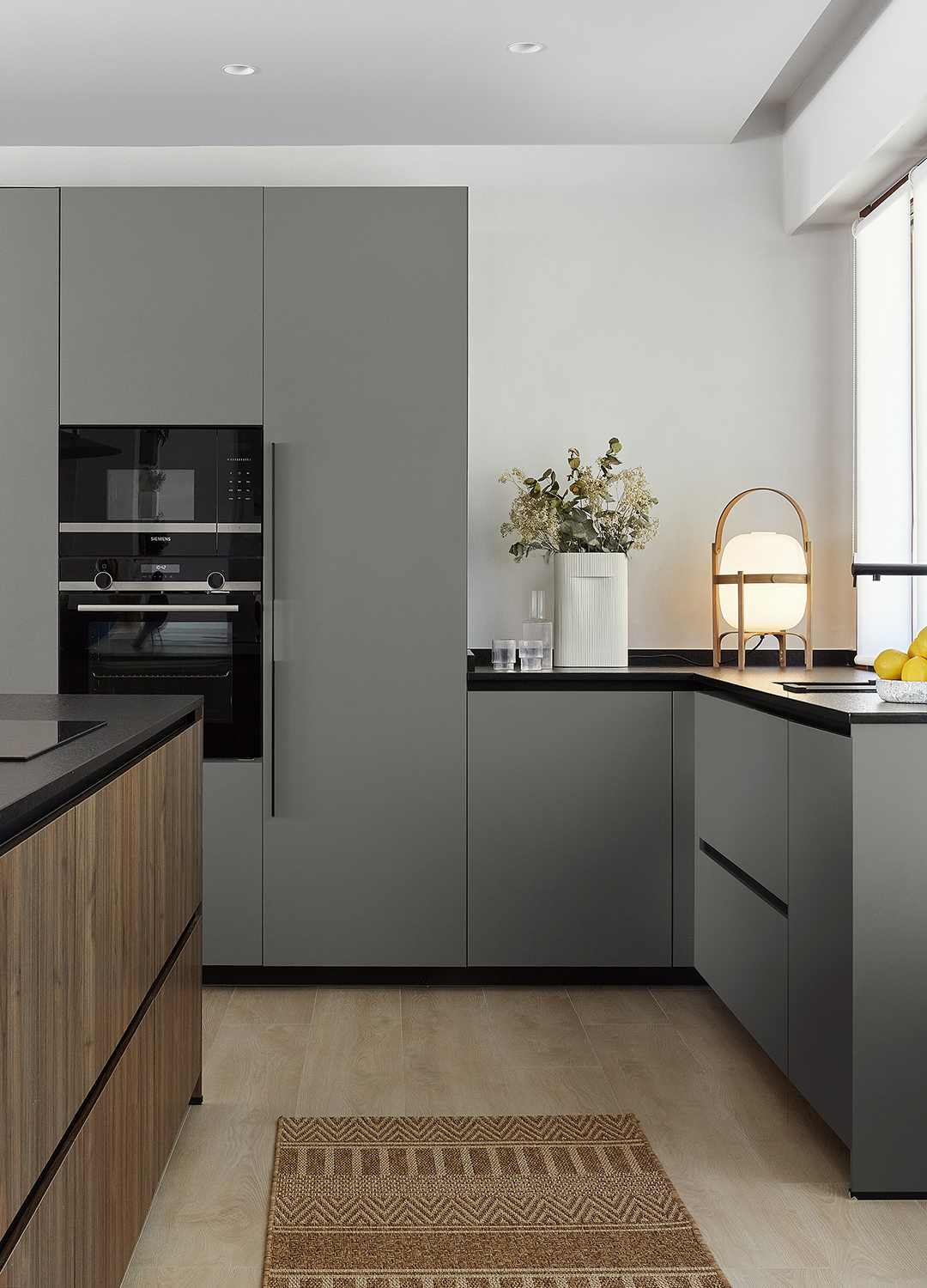 Cocina gris y madera de Santos con armarios en columna y distribución en L.