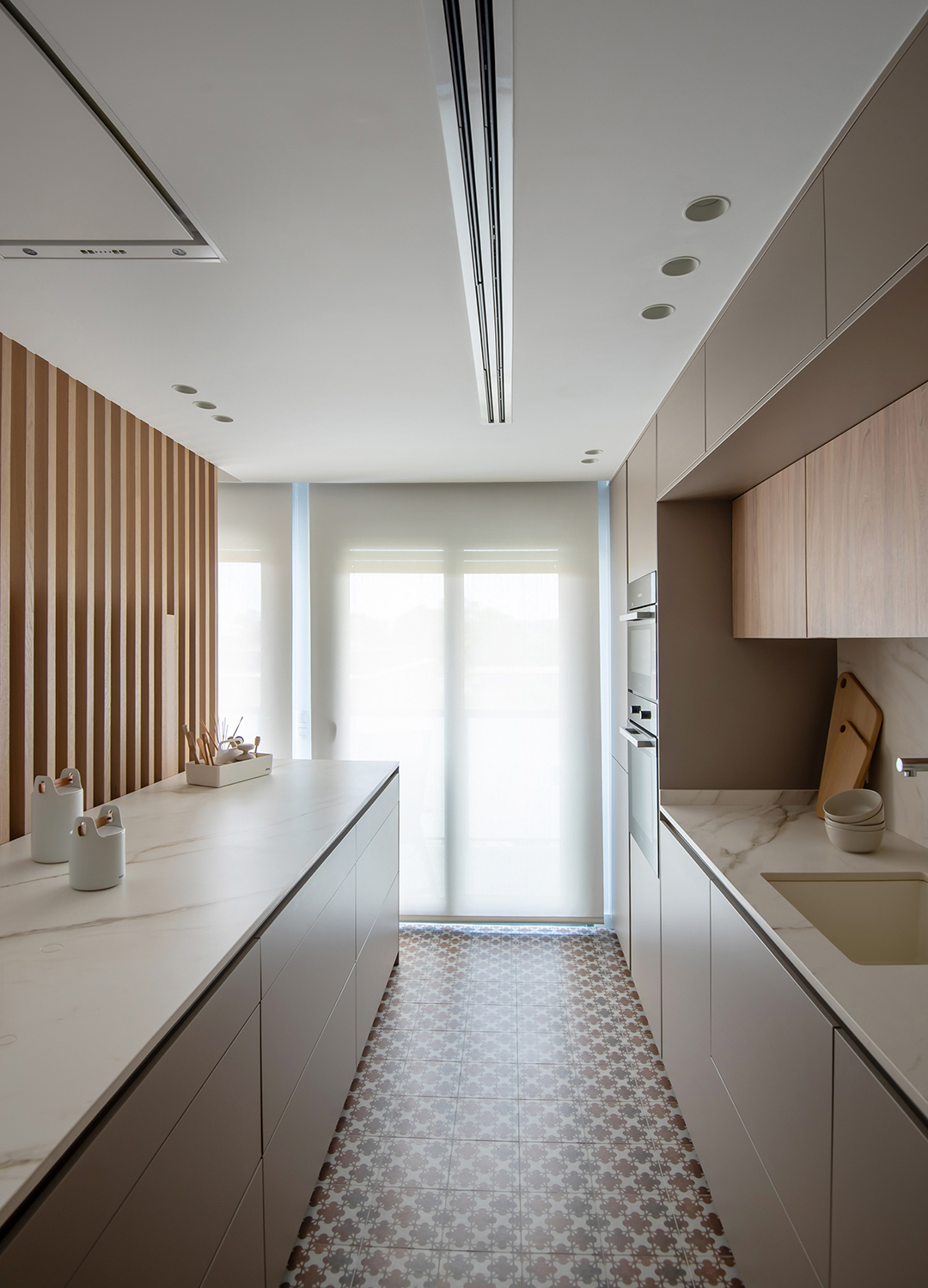 Cocina en gris y madera de Santos con una distribución lineal.