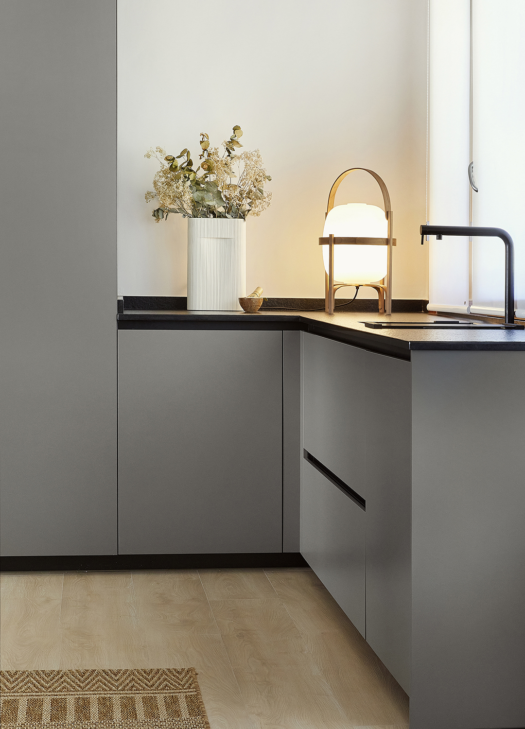 Cocina gris con módulos inferiores diseñados por Santos.