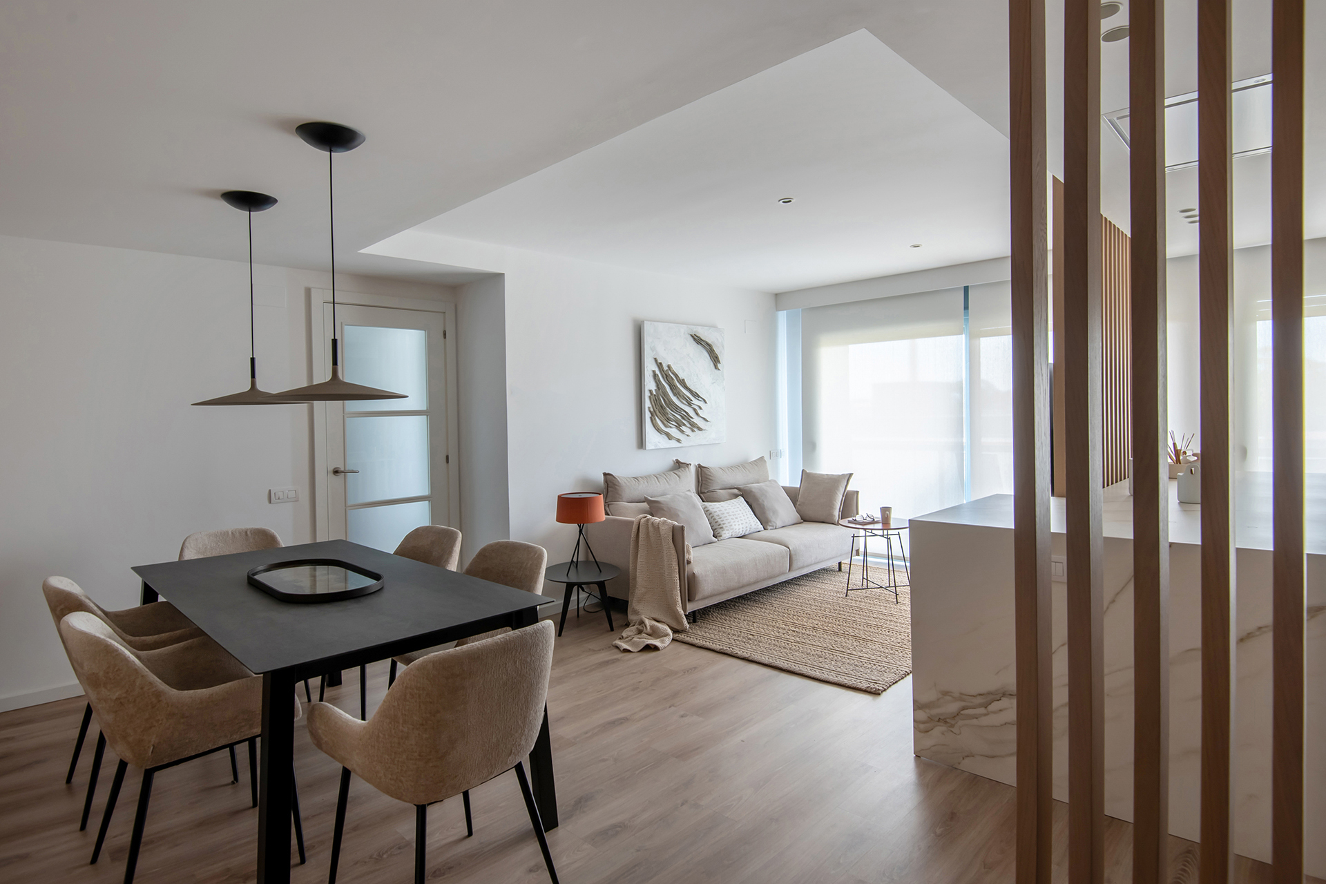 Comedor y salón en una vivienda equipada con una cocina gris de Santos.