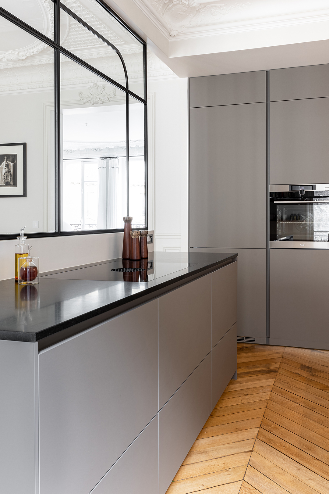 Encimera y cerramiento de cristal en una cocina diseñada por Santos.