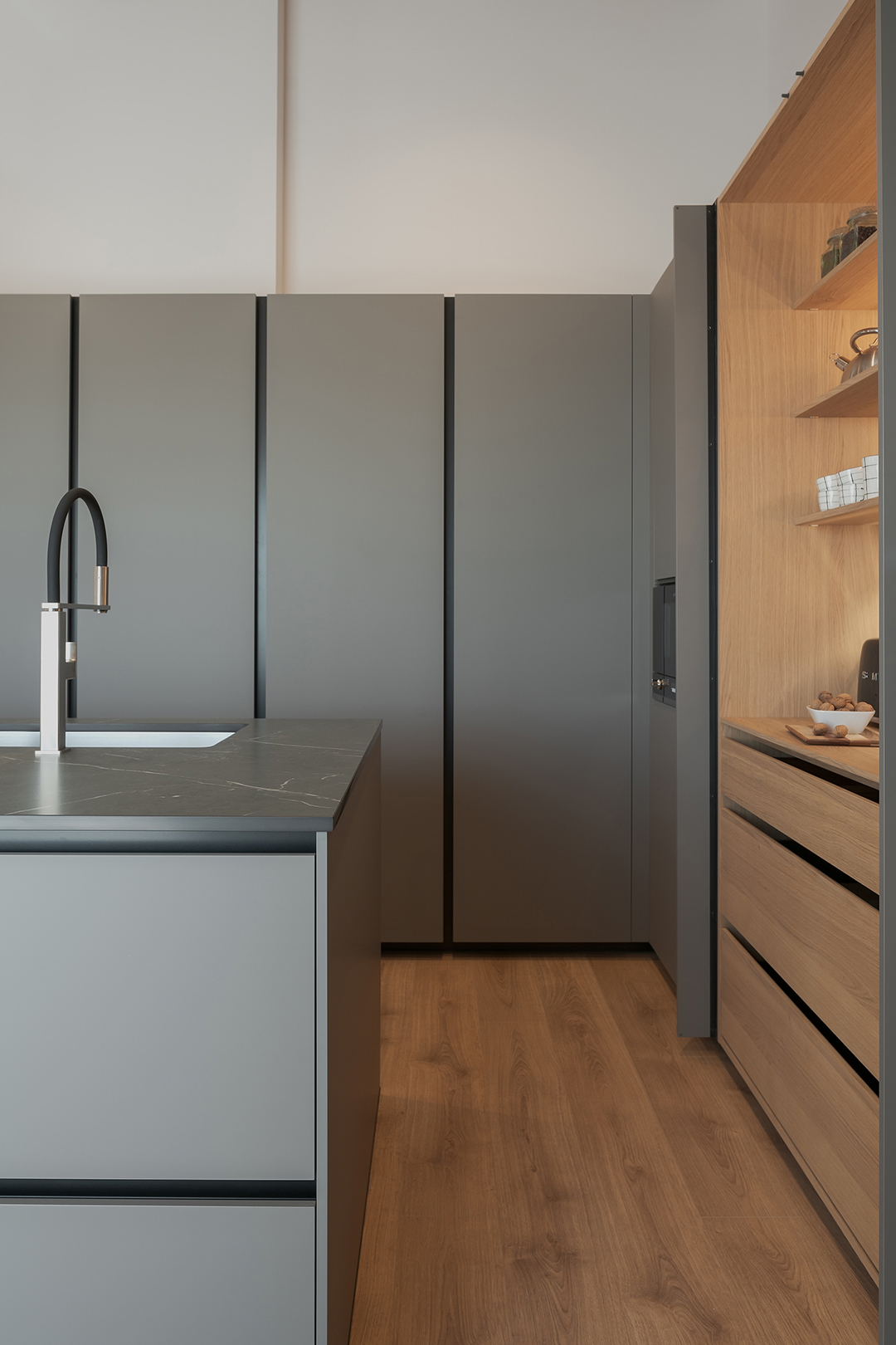 Isla de cocina y armario con puertas escamoteables de Santos.