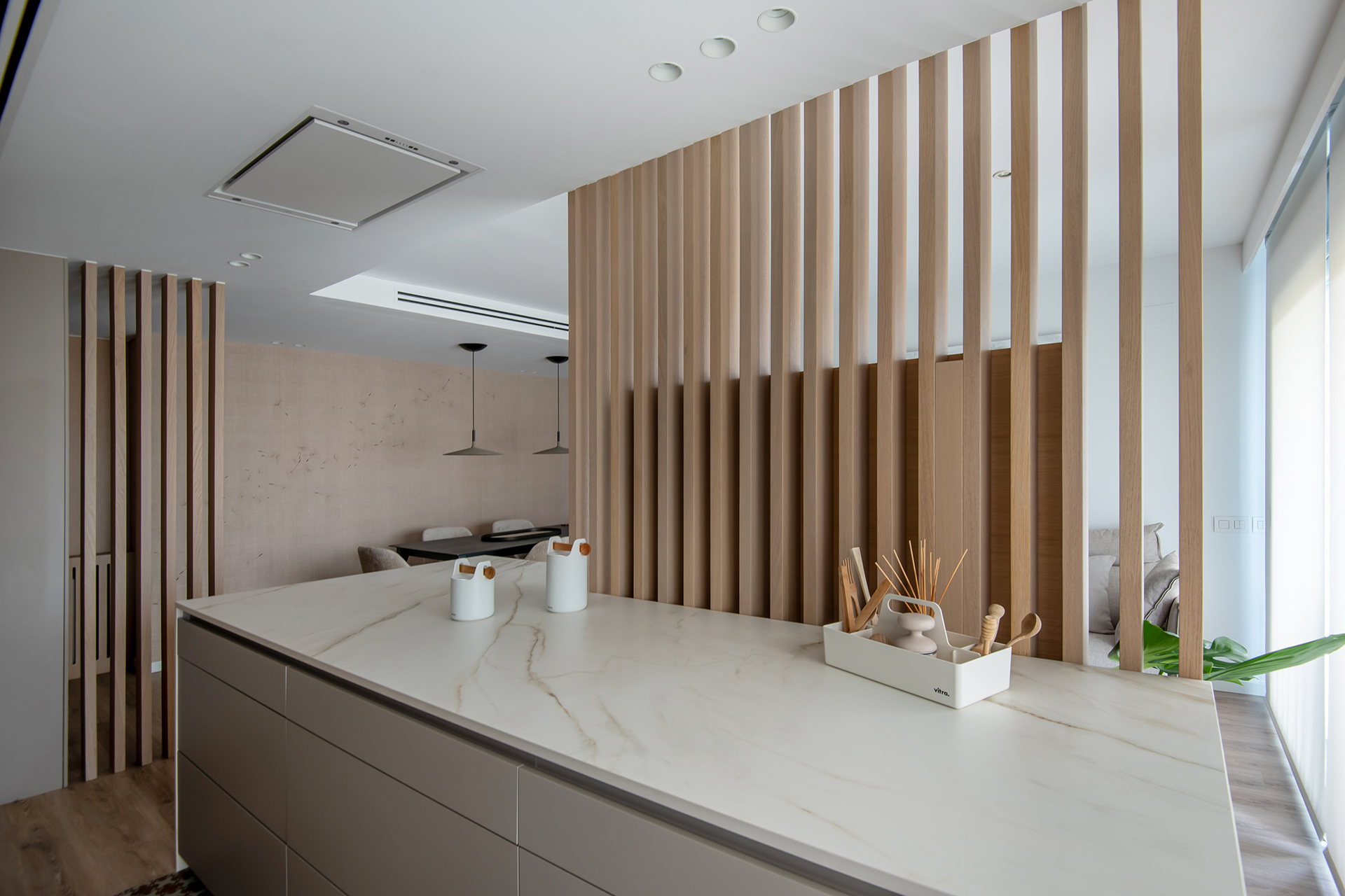 Isla de cocina con cajones en gris diseñada por Santos.