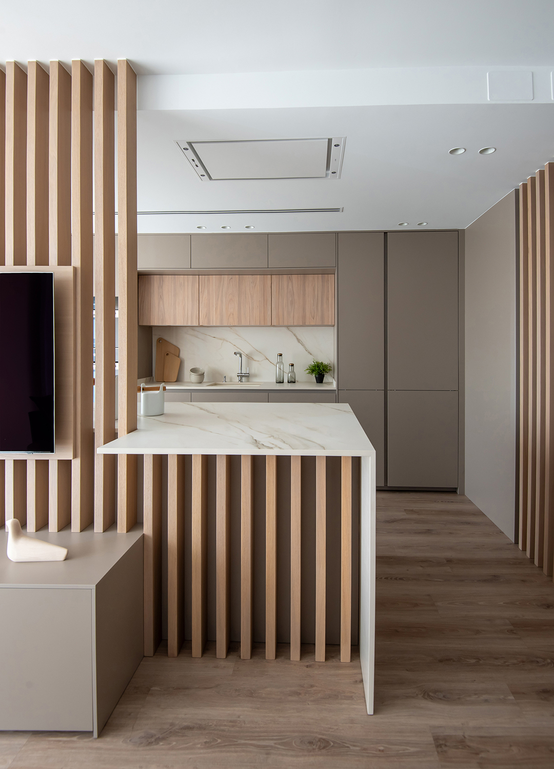 Mesado en una cocina gris de Santos abierta al salón de la vivienda.