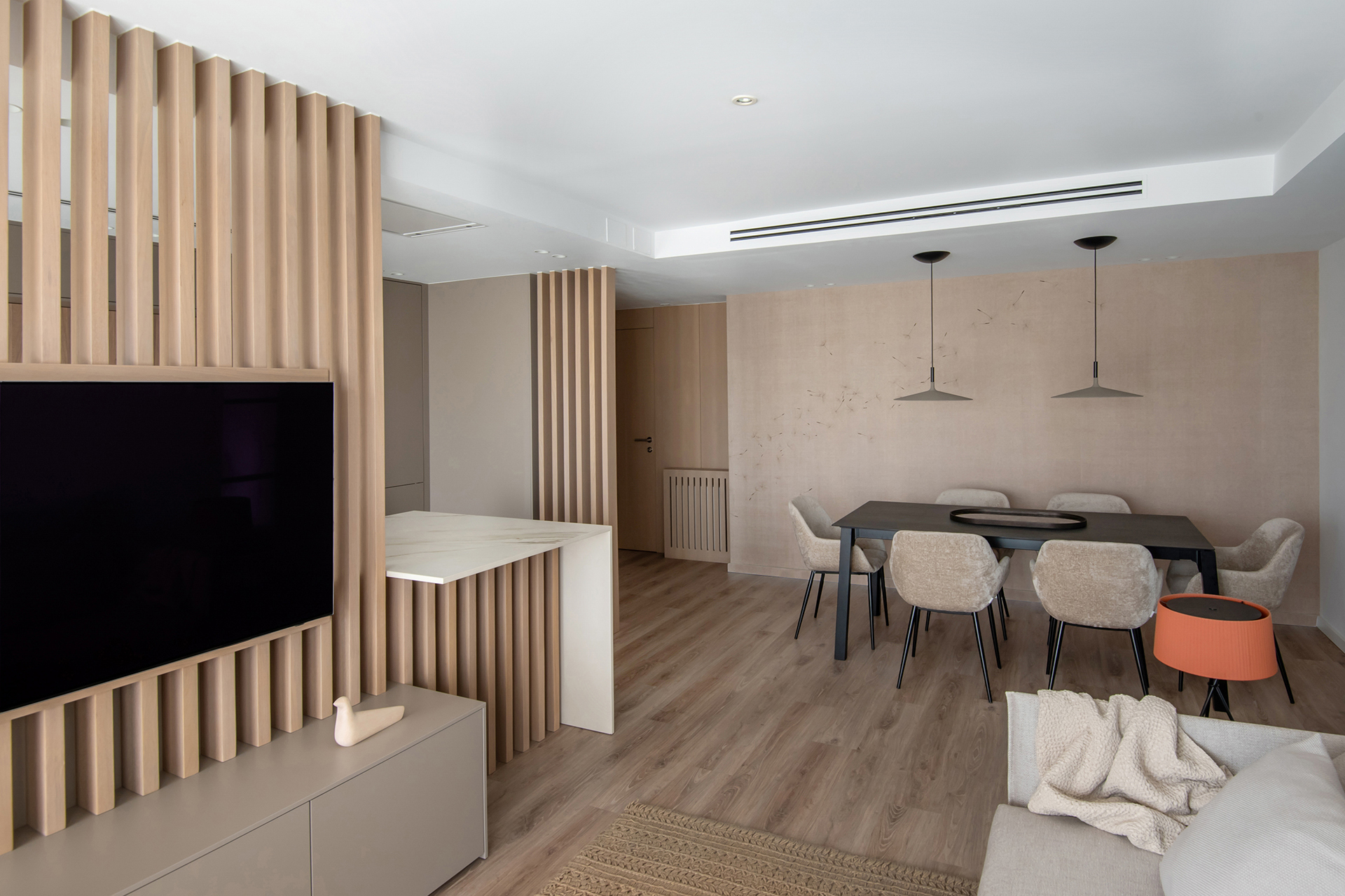 Salón y comedor en una vivienda equipada con cocina abierta de Santos.