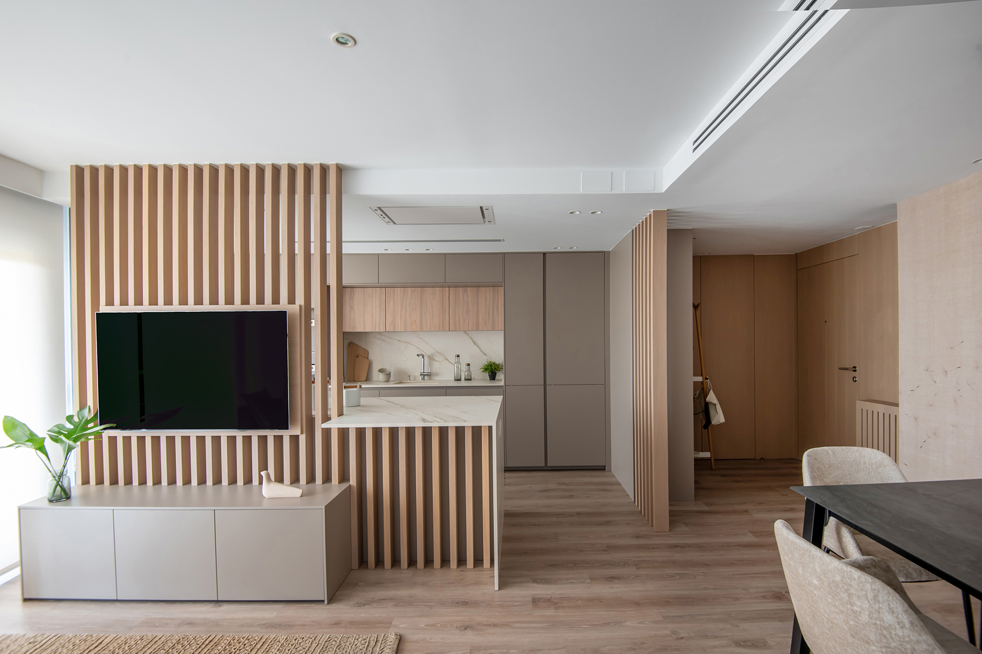 Vivienda equipada con una cocina gris y madera con isla de Santos.